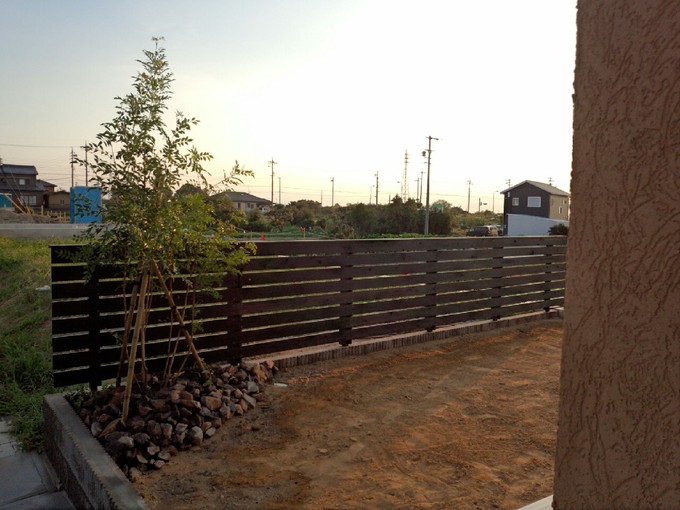 外構工事　駐車場　門柱　フェンス　植栽